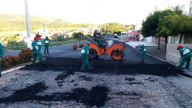 Operários alfaltando a avenida de Tarrafas