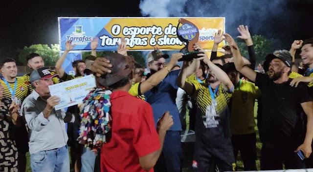 Foto dos jogadores da Lagoa levantando o troféu.
