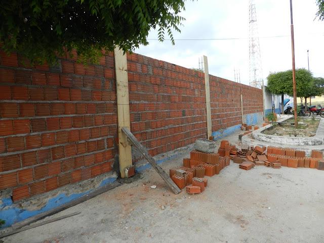 Recuperação e ampliação do muro da Escola