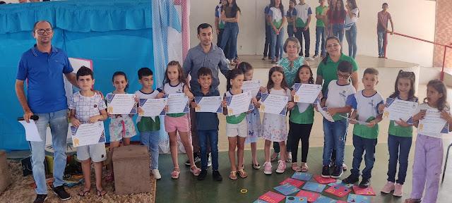 Alunos Destaques da Escola Emília Ferreira, recebem seus certificados.