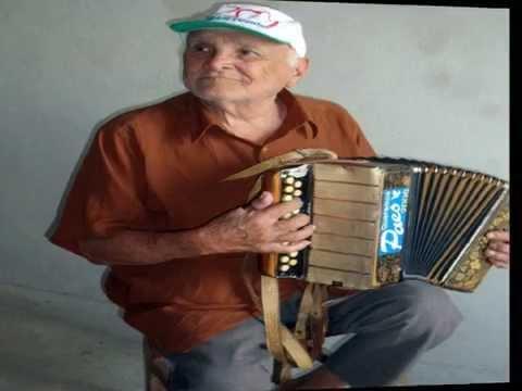 Chico Paes tocando sanfona