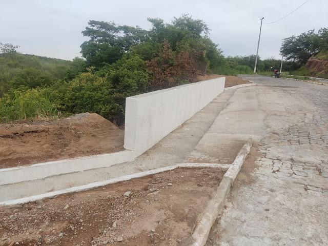 Muro de arrimo recupera tráfego na Av. Luiz Gonzaga de Alcântara.