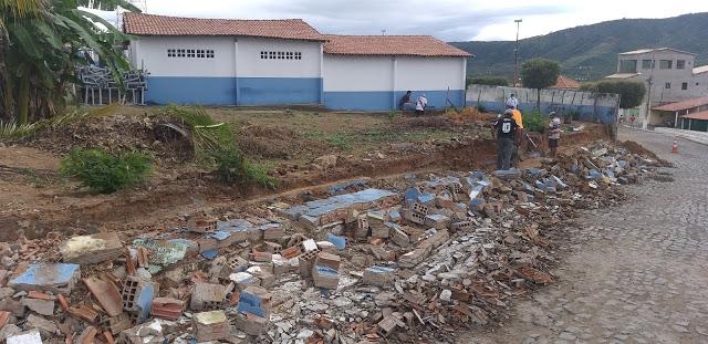 Inicia recuperação do muro da Escola Emília Ferreira