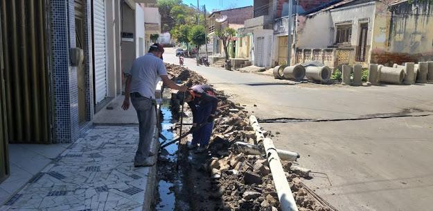 Prefeitura constrói redes de esgotos nas ruas centrais da cidade