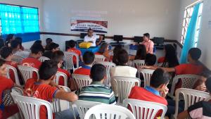 Várias pessoas sentadas em palestra na Escola polo de Ipueiras município de Tarrafas.