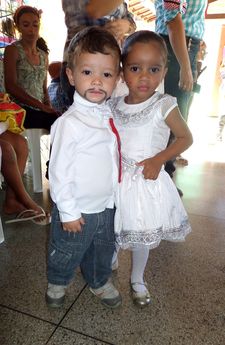 Crianças com roupas juninas