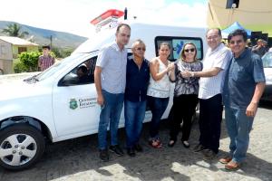 Prefeita Girleuda Matias recebendo das mãos do deputado Zé Aílton Brasil chave da nova ambulância de Tarrafas
