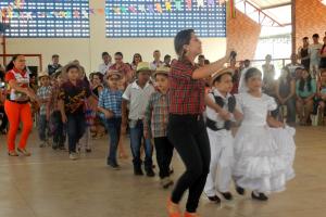 Crianças dançando São João