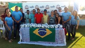 Representantes da Prefeitura Municipal de Tarrafas de pé atrás de mesa durante abertura do 25º Campeonato Municipal de Futebol de Tarrafas