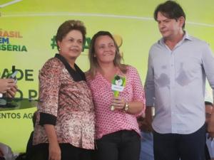Prefeita Girleuda  abraçada pela pela Presidente da República Dilma Rousseff e ao lado do Governador Cid Gomes