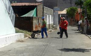 Secretaria Municipal de Obras realiza recuperação de esgoto e limpeza de várias ruas.