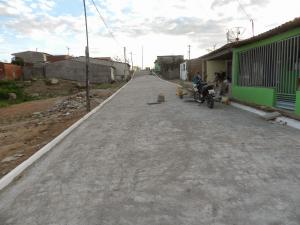 Foto mostrando a pavimentação da Rua Aristides Alves de Lima.