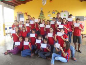 Uma foto com vários alunos da cidade de Tarrafas.