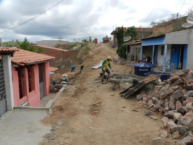 Muro de arrimo está sendo construído na rua São José