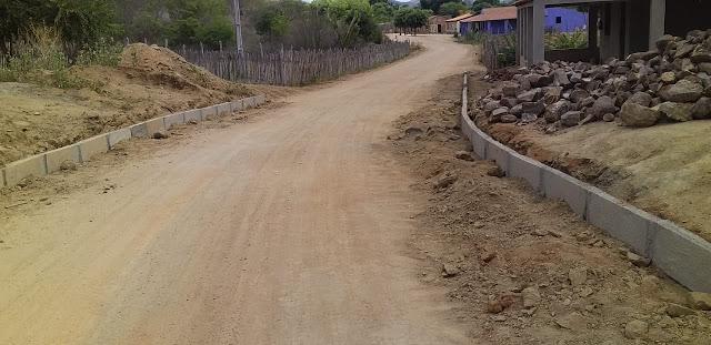 Gestão Municipal melhora estrada que dá acesso aos distritos.
