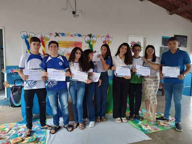 Alunos destaques da escola Emília Ferreira, receberam seus certificados.