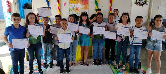 Alunos destaques da escola Emília Ferreira, receberam seus certificados.