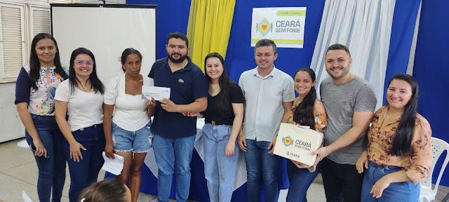 Prefeito entregando os Cartões do Programa Ceará Sem Fome