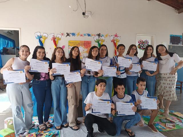 Alunos destaques da escola Emília Ferreira, receberam seus certificados.