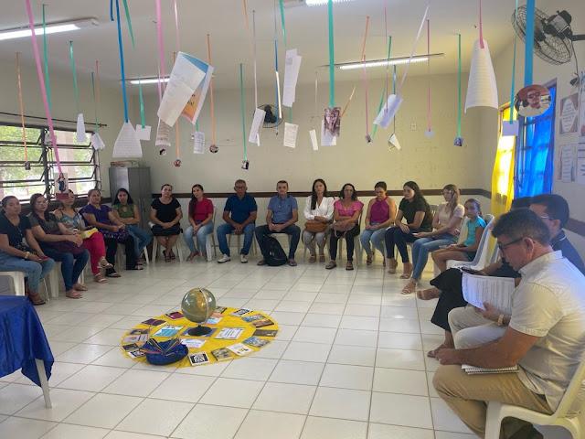 Funcionários e equipe da Secretaria sentados participando de um encontro pedagógico.