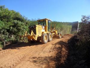 Trator fazendo a recuperação da estrada de terra de Varzinha em Tarrafas, Ceará